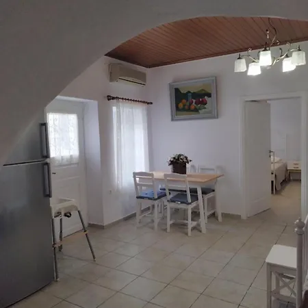 A V G E R I N O S Naxos Feriehus