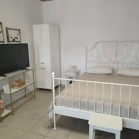 A V G E R I N O S Naxos Naxos City