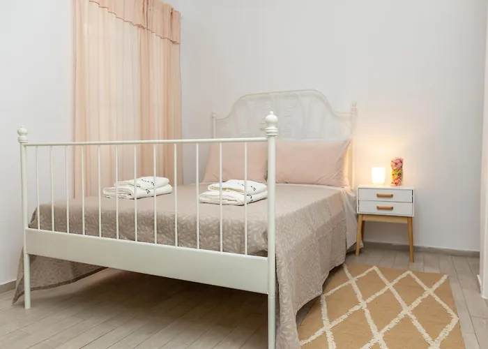 A V G E R I N O S Naxos * Naxos City